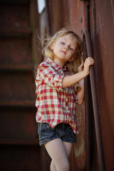 Menina bonita com cabelo longo posando — Fotografia de Stock