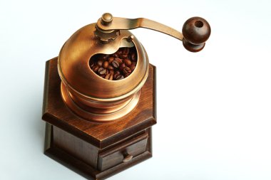 Kahve değirmeni üzerinde beyaz izole