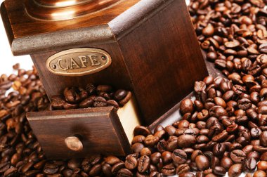 Kahve değirmeni üzerinde beyaz izole