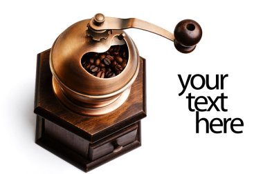 Kahve değirmeni üzerinde beyaz izole