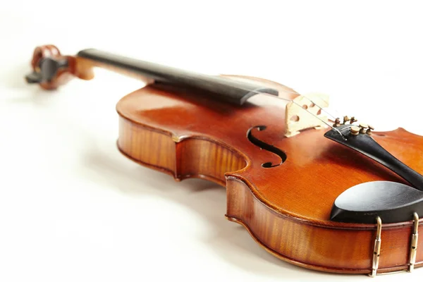 Violino fatto a mano invecchiato su sfondo bianco — Foto Stock