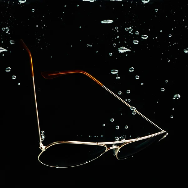 Gafas de sol en agua con burbujas —  Fotos de Stock