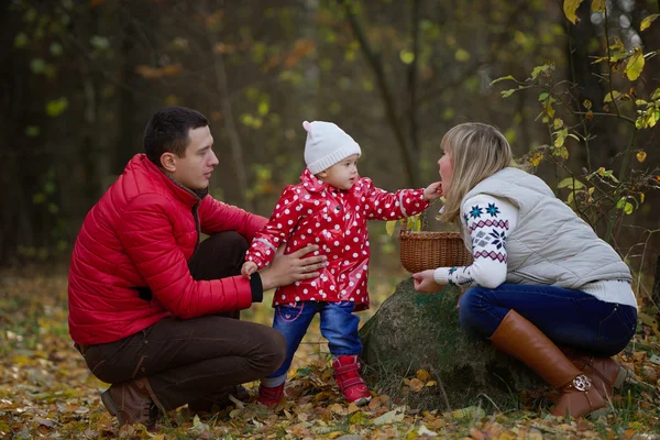 Lány s anya őszi bogyók kezeli — Stock Fotó