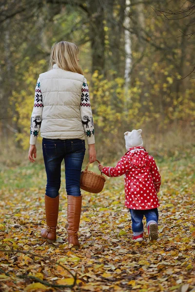 Mãe com filha na floresta de outono — Fotografia de Stock