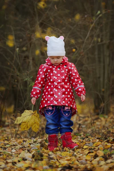 Pequena menina engraçada com folha amarela — Fotografia de Stock