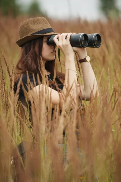 Hermosa chica en alto retrato de hierba —  Fotos de Stock