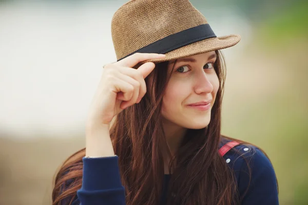 Menina bonita com chapéu — Fotografia de Stock