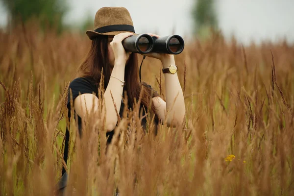 Yüksek otların portre güzel kız — Stok fotoğraf