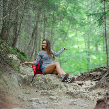 kaya tırmanışı genç güzel kız