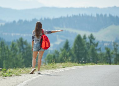 Güzel kız yolda otostop