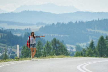 Güzel kız yolda otostop