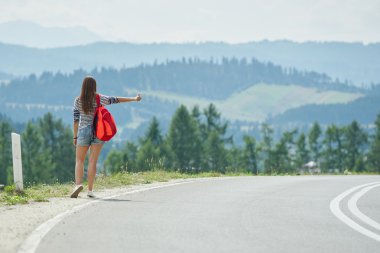 Güzel kız yolda otostop