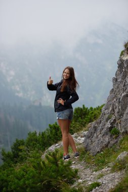 kaya tırmanışı genç güzel kız