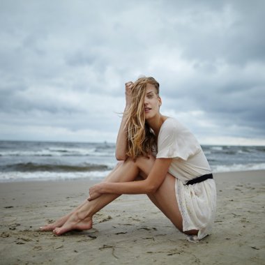 soğuk rüzgarlı sahilde genç güzel kadın