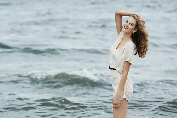 Bella ragazza sensuale in acqua — Foto Stock