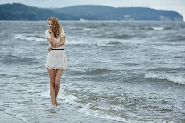 Schöne sinnliche Mädchen im Wasser — Stockfoto