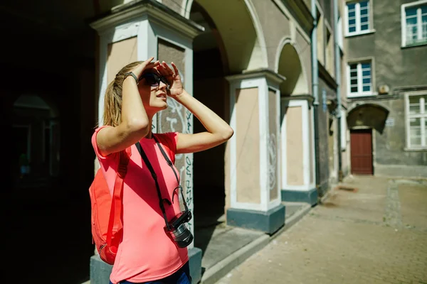 Linda turista menina na cidade — Fotografia de Stock