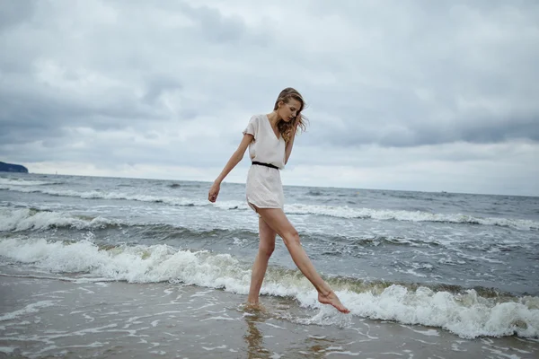 Bella ragazza sensuale in acqua — Foto Stock