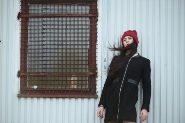 kırmızı şapka ile genç güzel kız