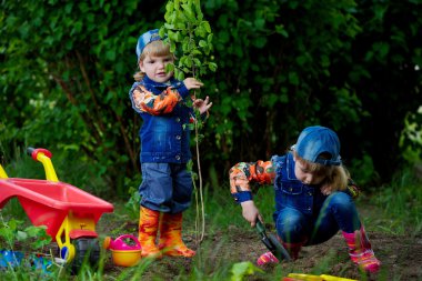 mutlu kız ağaç dikme