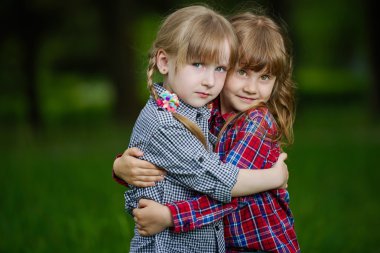 iki mutlu kucaklama kız fotoğraf