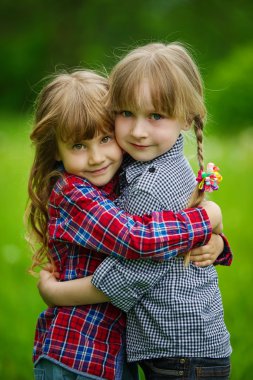 iki mutlu kucaklama kız fotoğraf