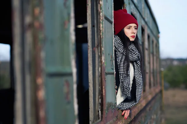 赤い帽子を持つ美しい少女 — ストック写真