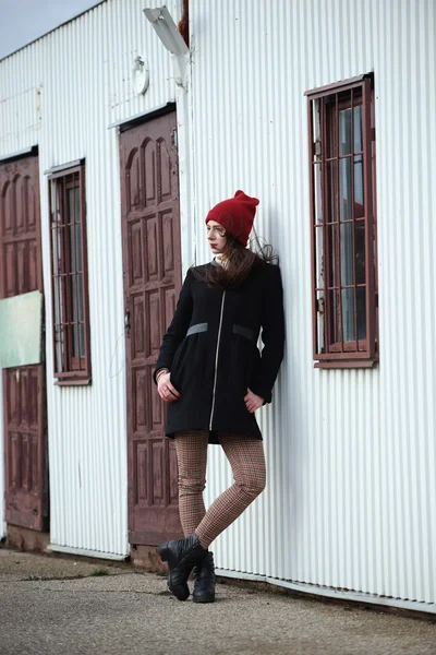 Mooi meisje met rode hoed — Stockfoto