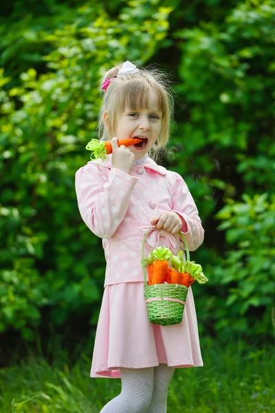 Little girl with carrot — Stock Photo, Image