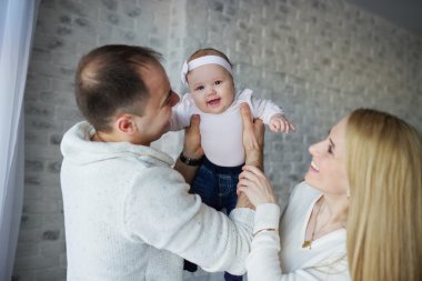 mutlu baba ve anne ile bebek