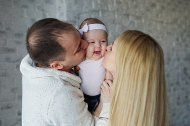 mutlu baba ve anne ile bebek