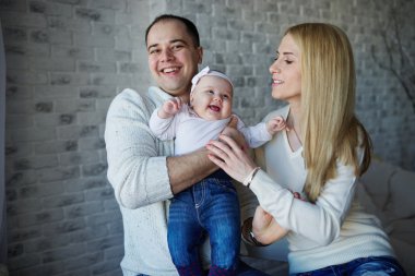 mutlu baba ve anne ile bebek