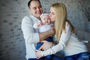 mutlu baba ve anne ile bebek