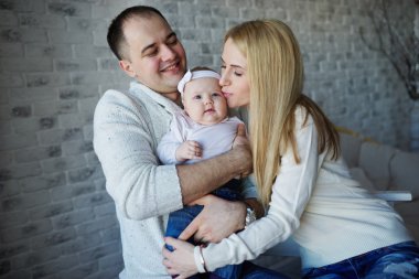 mutlu baba ve anne ile bebek