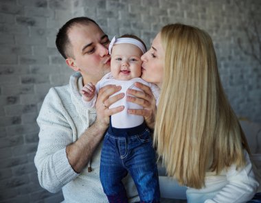 mutlu baba ve anne ile bebek