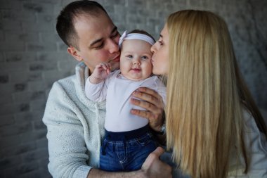 mutlu baba ve anne ile bebek