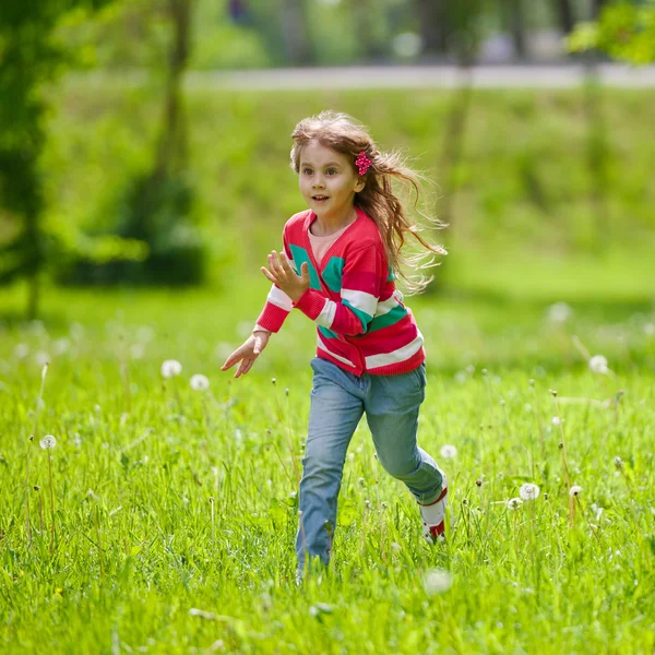 Liten glad löpande flicka — Stockfoto