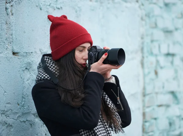 Młoda, piękna dziewczyna z red hat — Zdjęcie stockowe