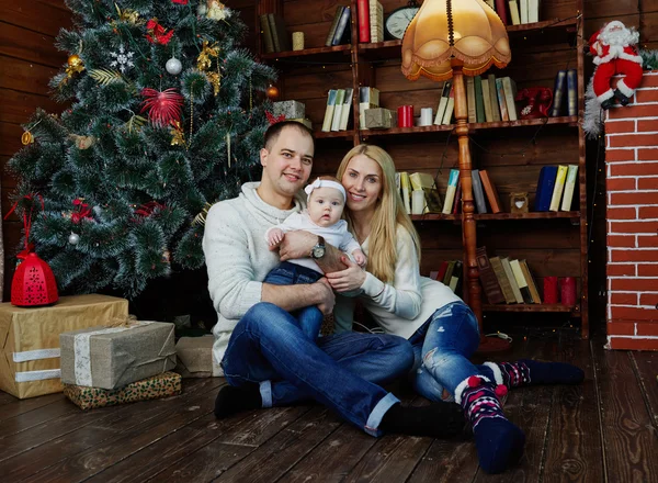Famiglia felice in camera decorata di Natale — Foto Stock