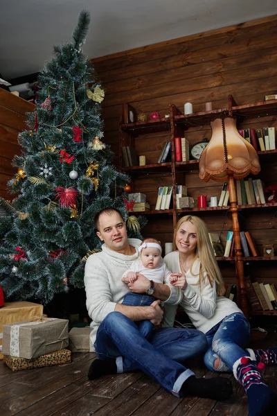 Familia feliz en la habitación decorada de Navidad —  Fotos de Stock