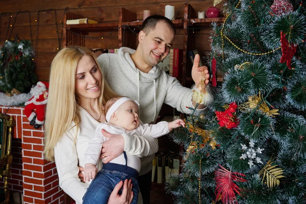 Famille heureuse dans la chambre décorée de Noël — Photo