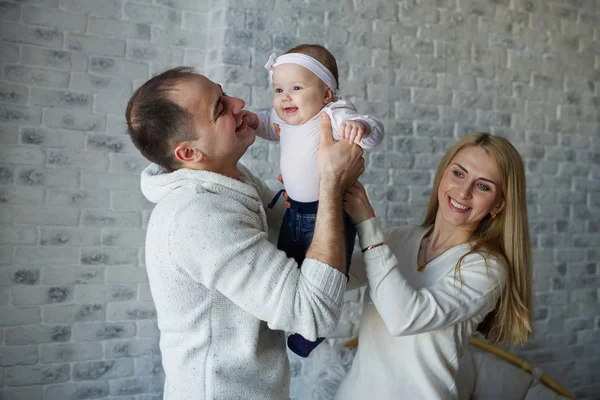 mutlu baba ve anne ile bebek