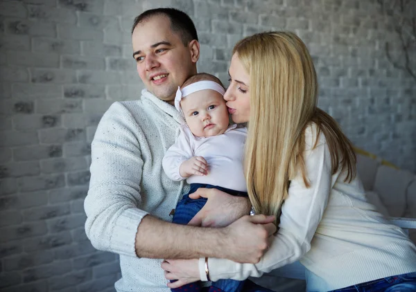 Feliz padre y madre con el bebé —  Fotos de Stock