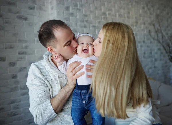 幸せな父と赤ちゃんと母親 — ストック写真