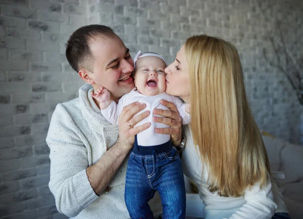 Feliz padre y madre con el bebé —  Fotos de Stock