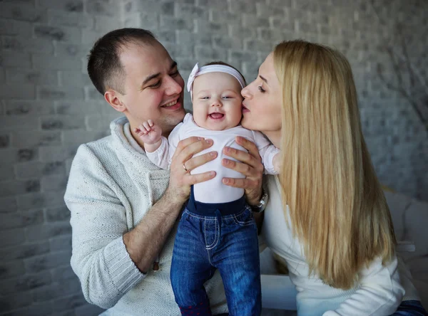 Feliz padre y madre con el bebé —  Fotos de Stock
