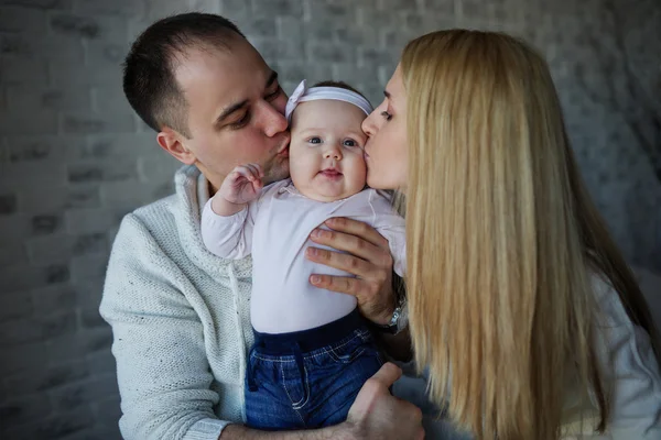 Feliz padre y madre con el bebé —  Fotos de Stock