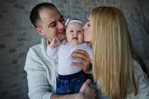 Heureux père et mère avec bébé — Photo