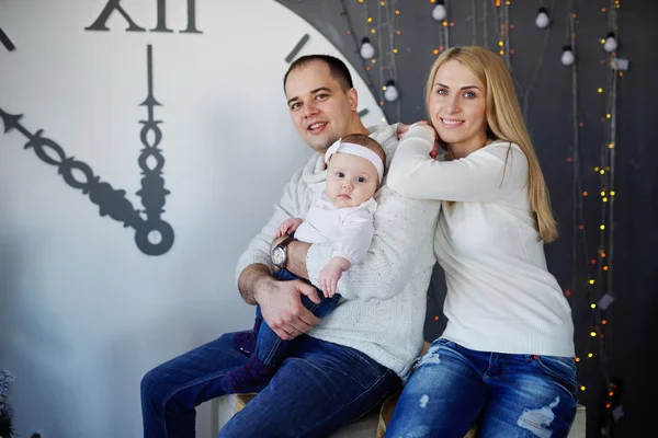 Family with big watch on background — Stock Photo, Image