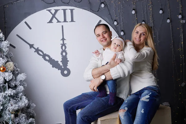 Famiglia con grande orologio sullo sfondo — Foto Stock